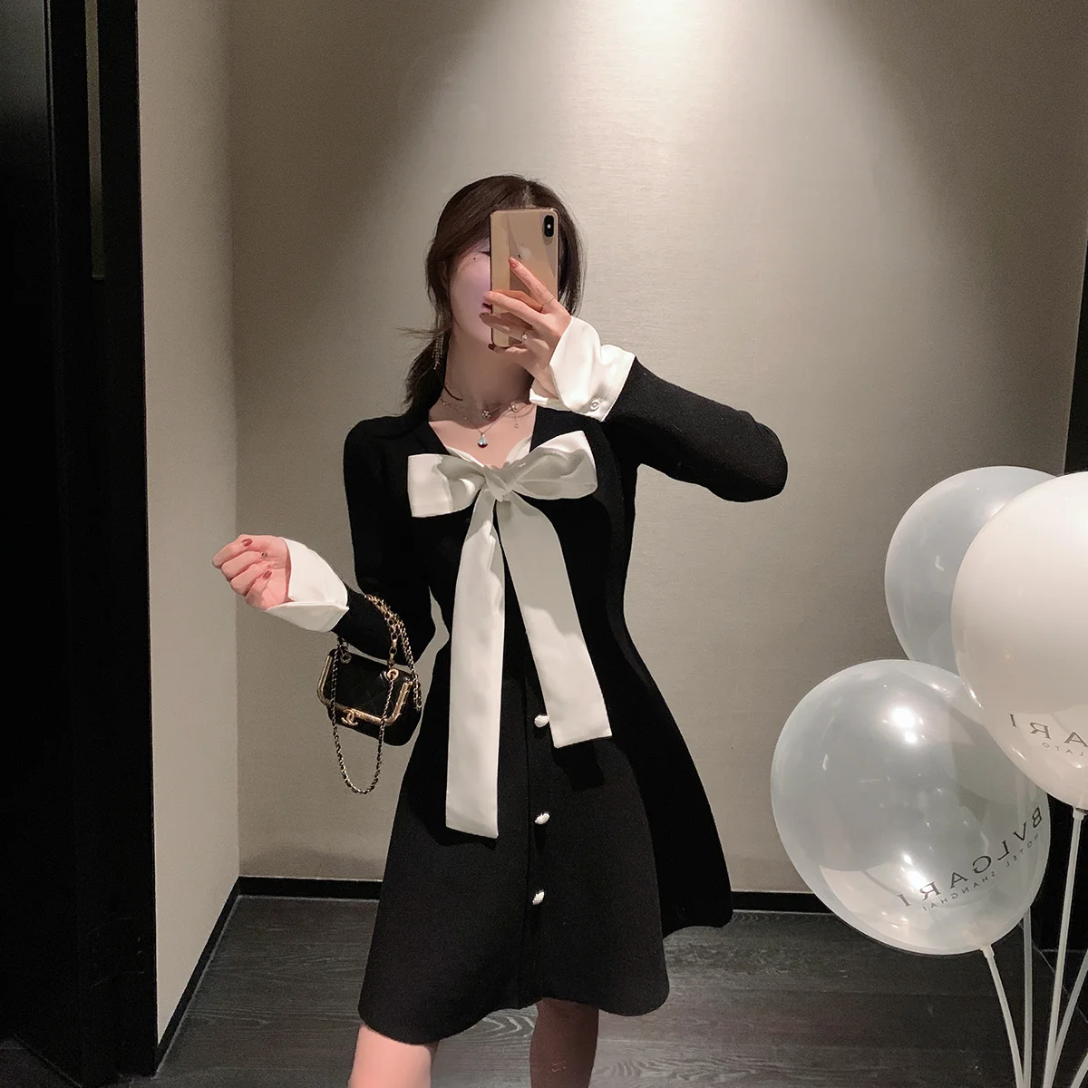 

Женское трикотажное платье с V-образным вырезом