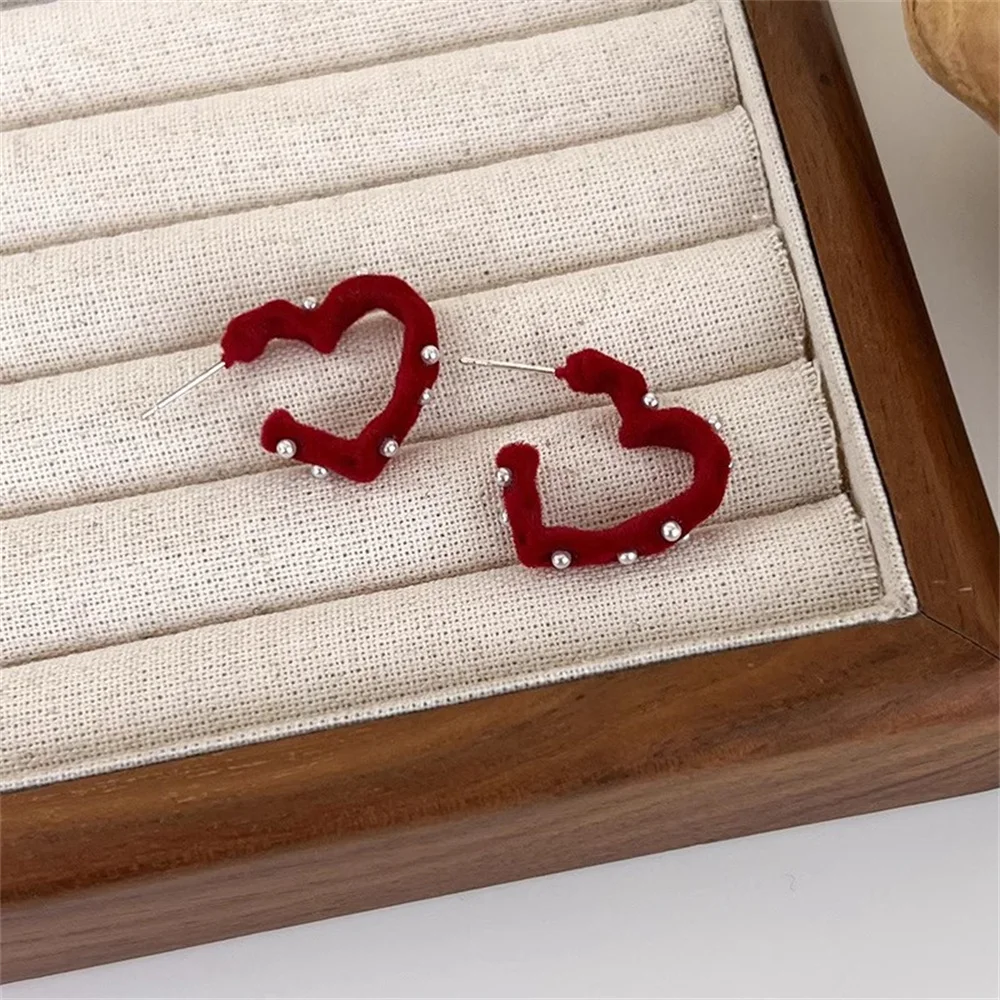 Красные бархатные серьги-гвоздики в форме сердца с жемчугом