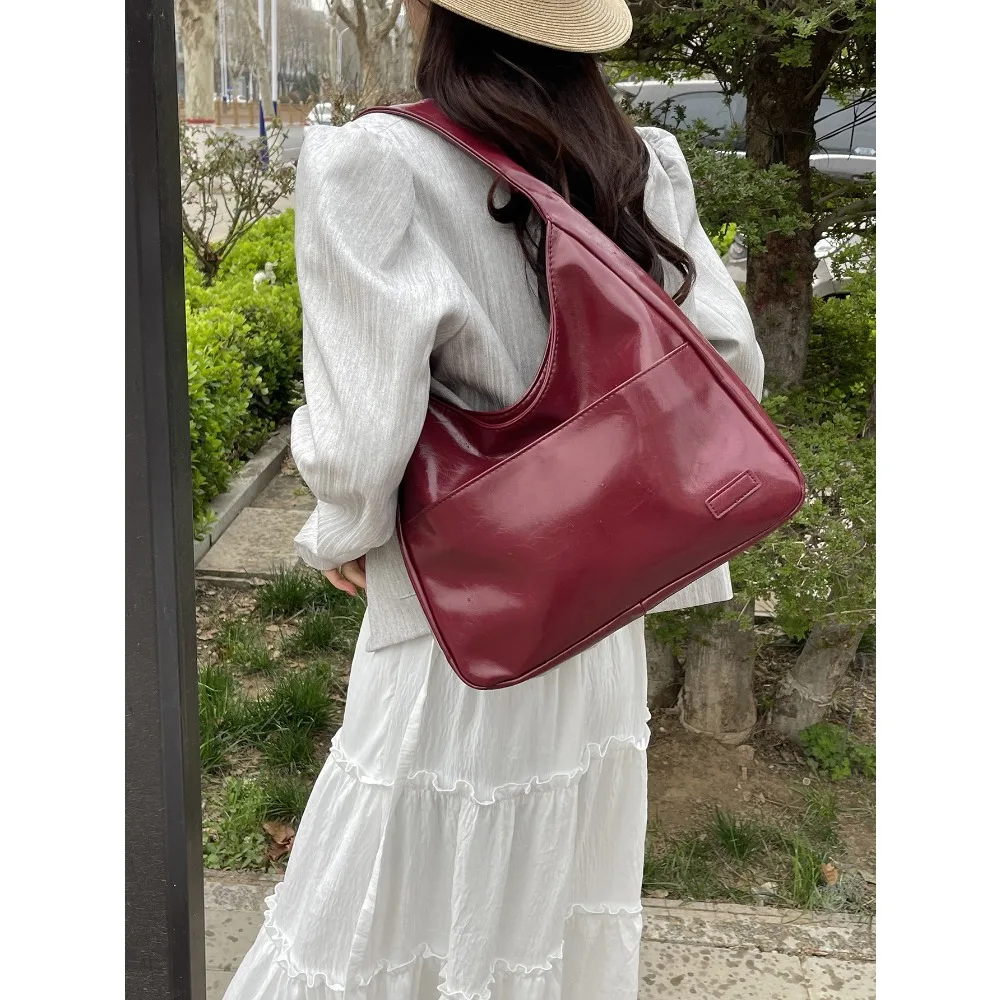 damska torba na ramię o dużej pojemności. Casualowa z poliestrową podszewką. Torba do codzienn...