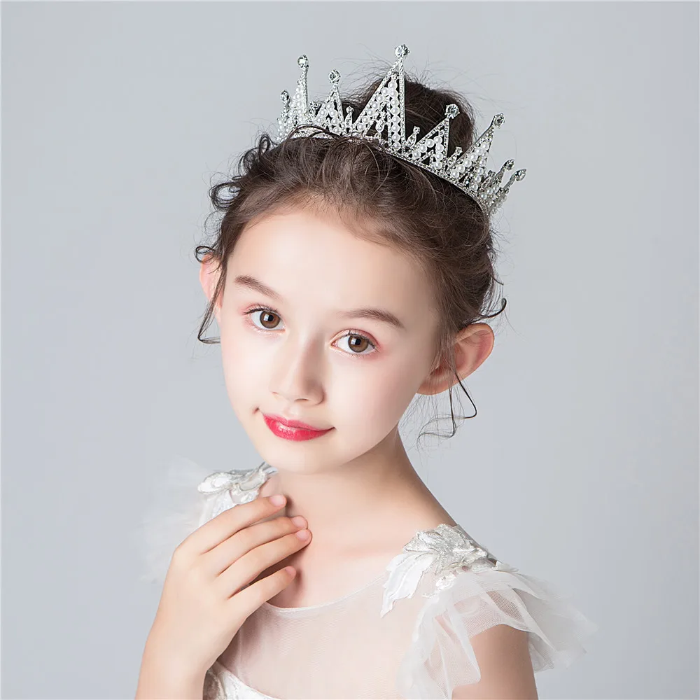 прическа с диадемой для девочки. корона принцесса. маленькая тиара диадема корона для девочки. детская прическа с короной. свадебная тиара принцессы.