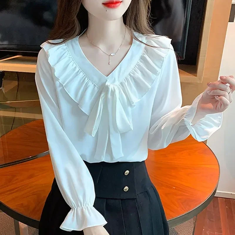 Повседневная Женская блузка с длинным рукавом белая оборками и V-образным