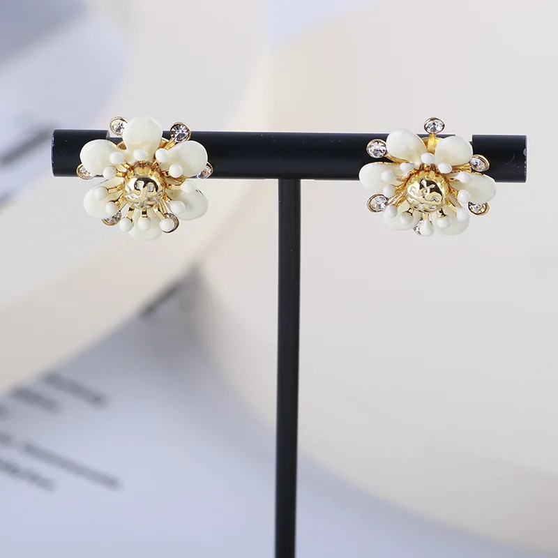 

Inlaid Flash Diamond Round Micro Label White Flower Simple Sweet Stud Earrings