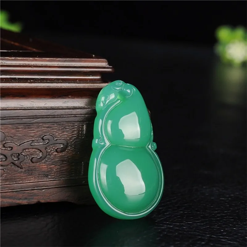 

Chinese Natural Green Chalcedony Hand Carved Lentil Pendant Fashion Boutique Jewelry Men's and Women's Agate Necklace Gift