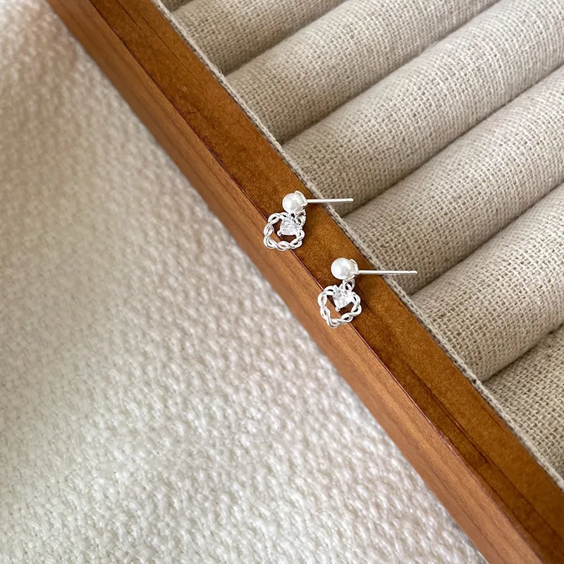 Женские серьги-гвоздики из серебра 925 пробы с жемчугом