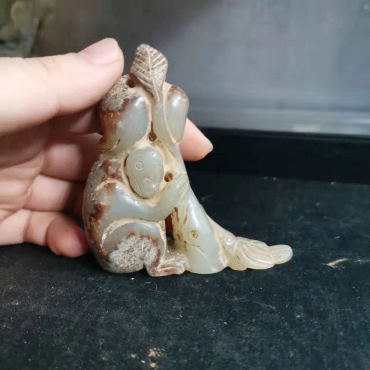 1Pcs/Lot Folk Collection Imitation Antiques Unearthed Hetian Jade Ancient Carving Ornamental  Animal Monkey Hugging Peach Tree