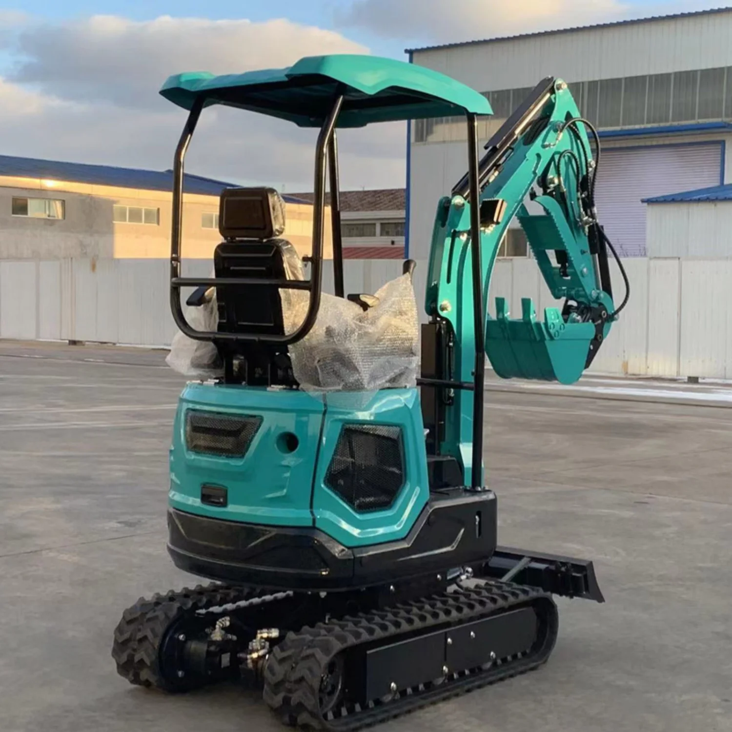 Фото Заводская поставка: мини-экскаватор с двигателем Kubota, 1,8 тонны, гидравлический гусеничный экскаватор, стандарт Евро-5 EPA, для садовых и сельскохозяйственных работ. №3