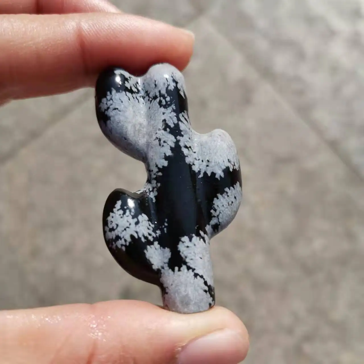 

Резная мини-статуя из натурального камня