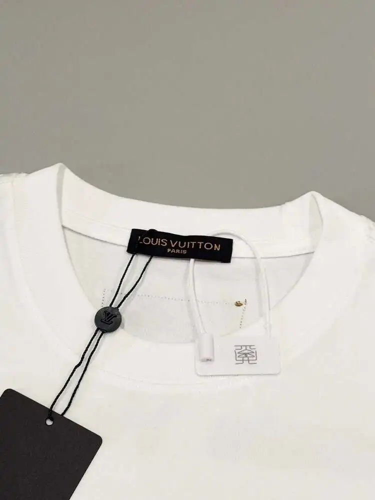 Новая летняя женская футболка удобная красивая и многофункциональная. |