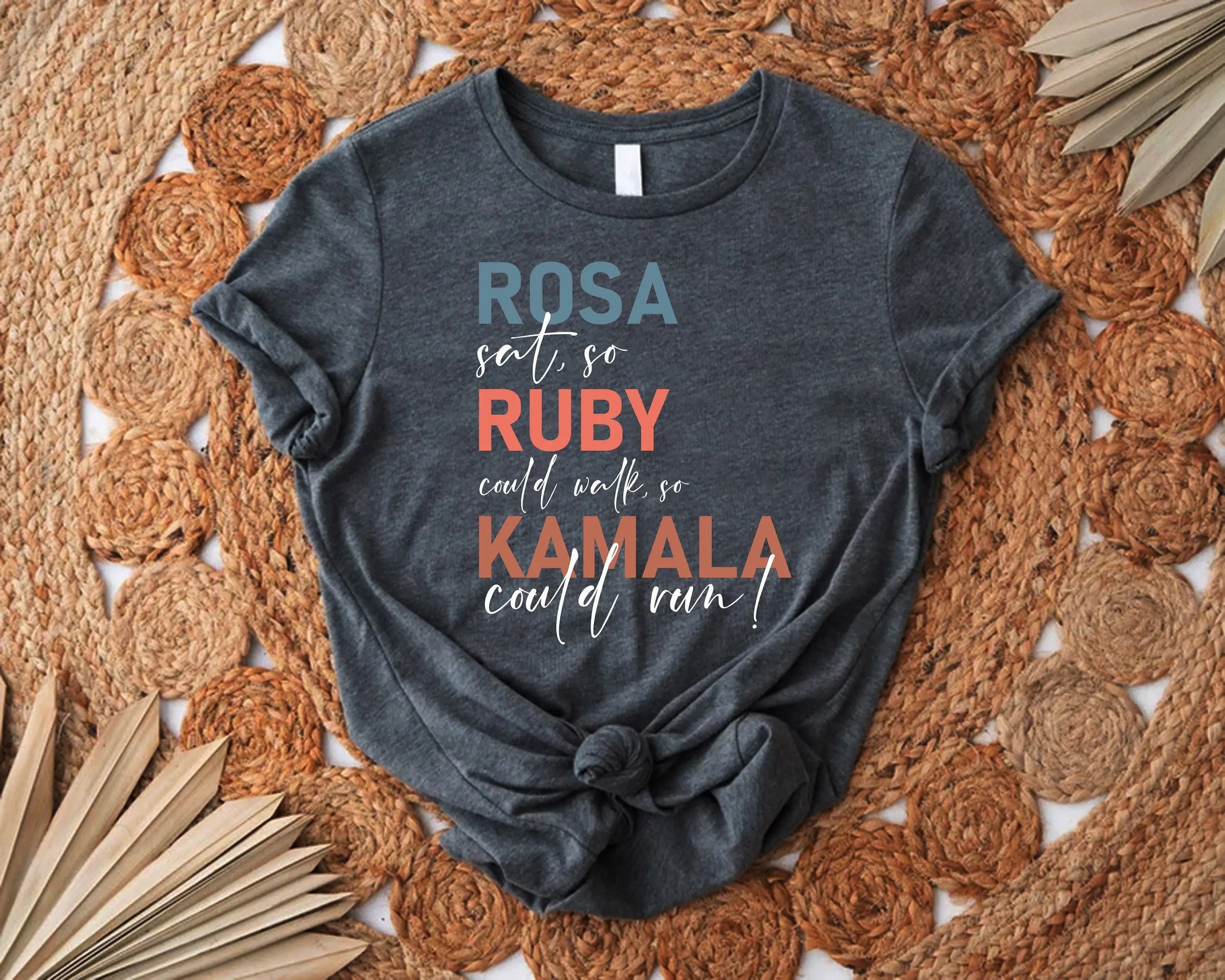 Футболка Rosa Ruby Kamala Harris 47 для публикаций поэтому может управлять Мадам