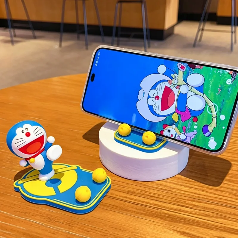 Фото Оригинальный держатель для телефона Doraemon Bend Over Kick, портативный, из ПВХ, для спальни и рабочего стола, украшение, подарок для девочки на праздник №2