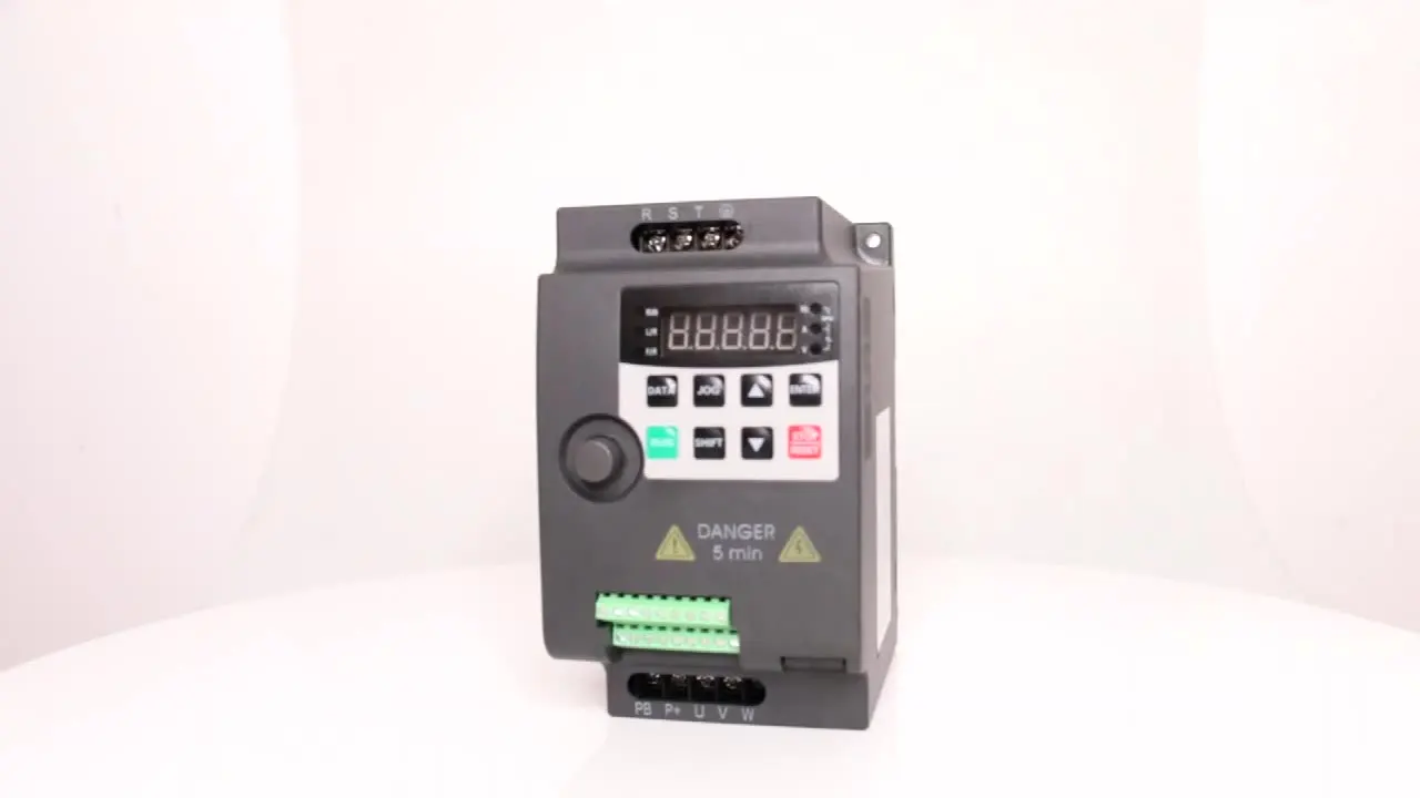 

Mini VFD 0.75KW Single Phase 220V 3 380V Input Three Output Frequency Inverter Converter 1HP VSD