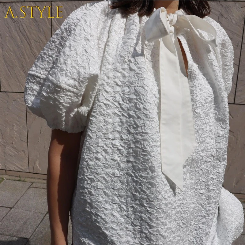 

Женская блузка с коротким рукавом-фонариком, круглым вырезом и бантом