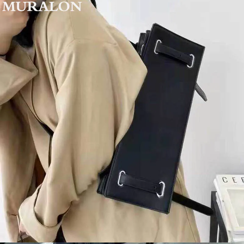 Универсальная темная стильная сумка на плечо квадратной формы осень-зима 2024