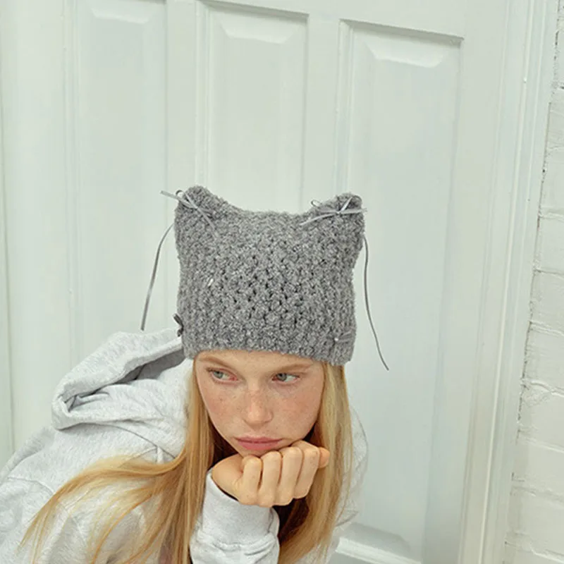 Шерстяная шапка с кошачьими ушками и бантом вязаная ручной работы зимняя