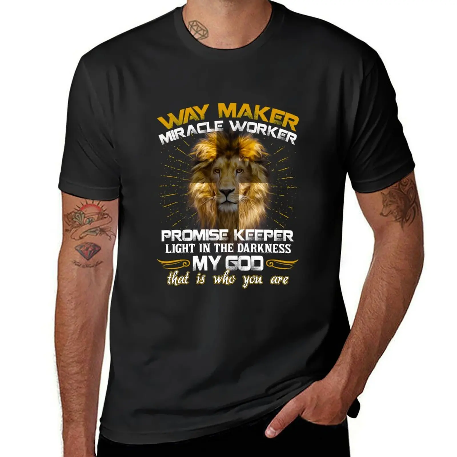Футболка мужская с надписью Lion Waymaker Miracle Worker в темноте