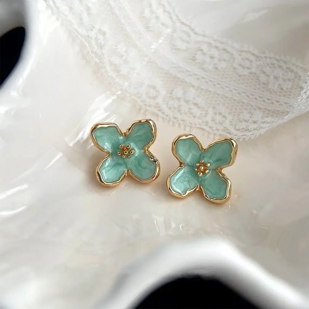 Геометрические серьги-гвоздики мятно-зеленого цвета модное нишевое шикарное