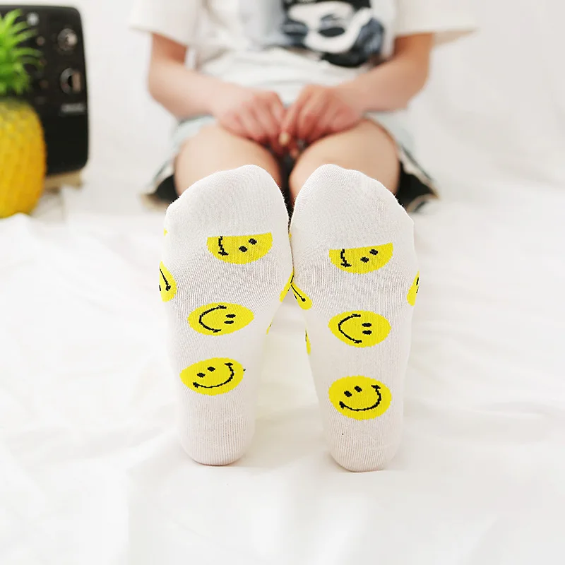 4Pari/Lot Fashion Big Smile Face Women Socks Cotton Creative Personality Pure Color Funny Socks for Ladies