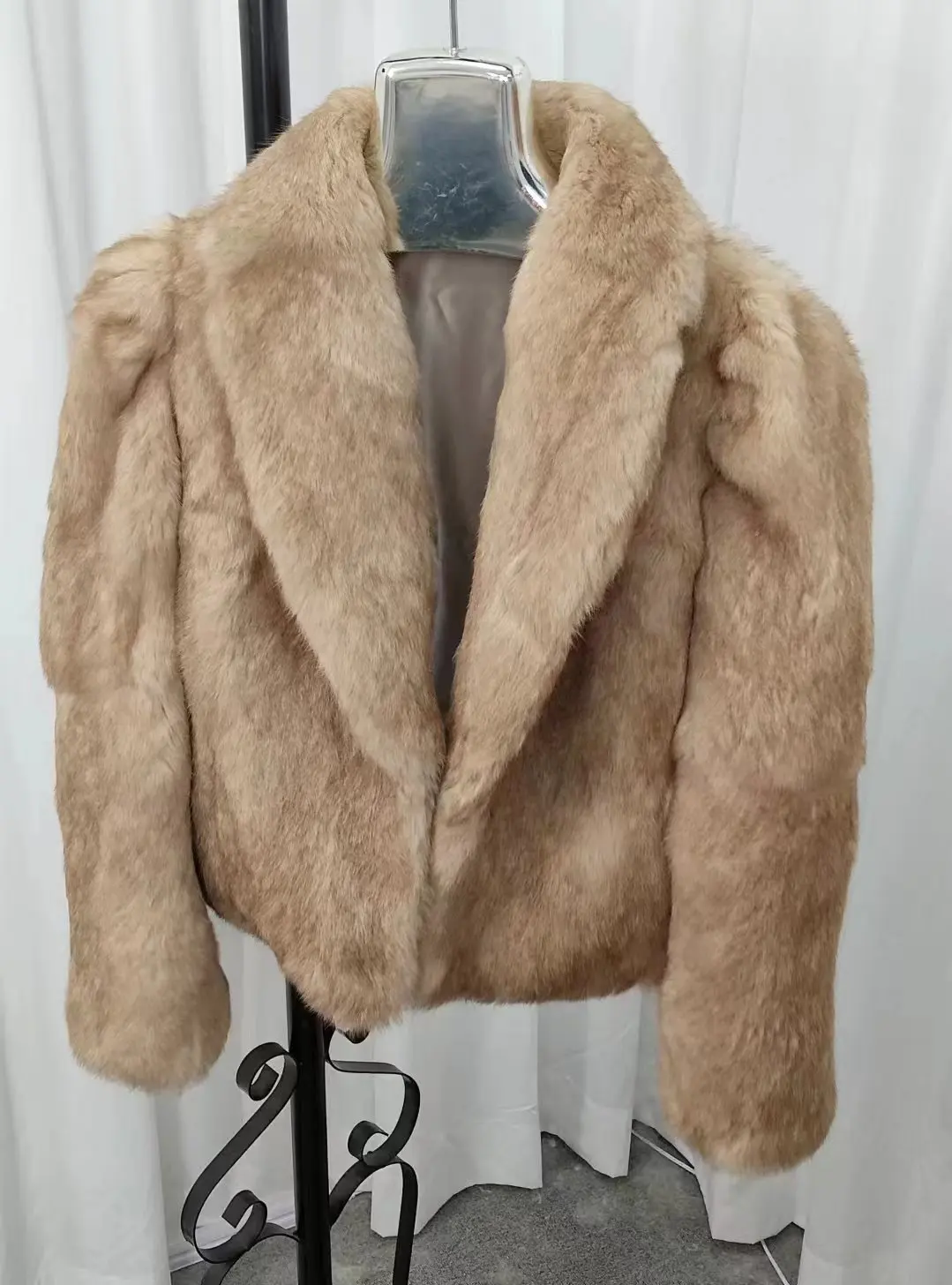 2024 новая короткая верхняя одежда из цельного меха кролика с зеленым воротником