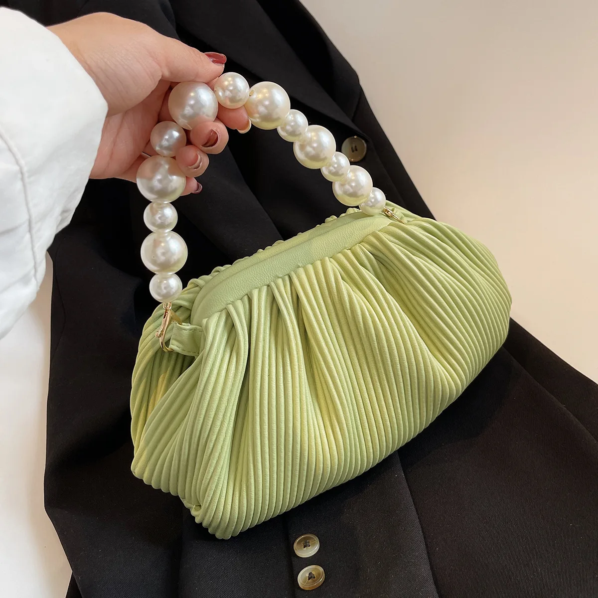 

Простая и популярная портативная женская сумка, новинка 2022, модная плиссированная сумка в форме облака с жемчугом, повседневная сумка-мессе...