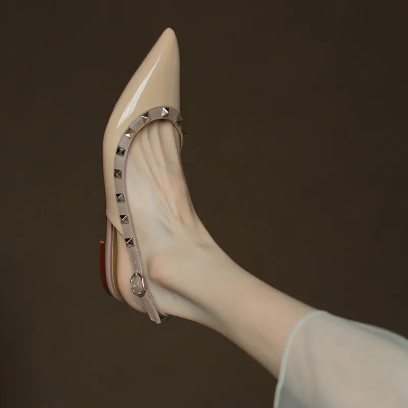 Women's Sandals Designer Flat Slippers Summer Brand Rivet Shoes Fashion Casual Outdoor Leather Simple Ladies Comfortable Shoes