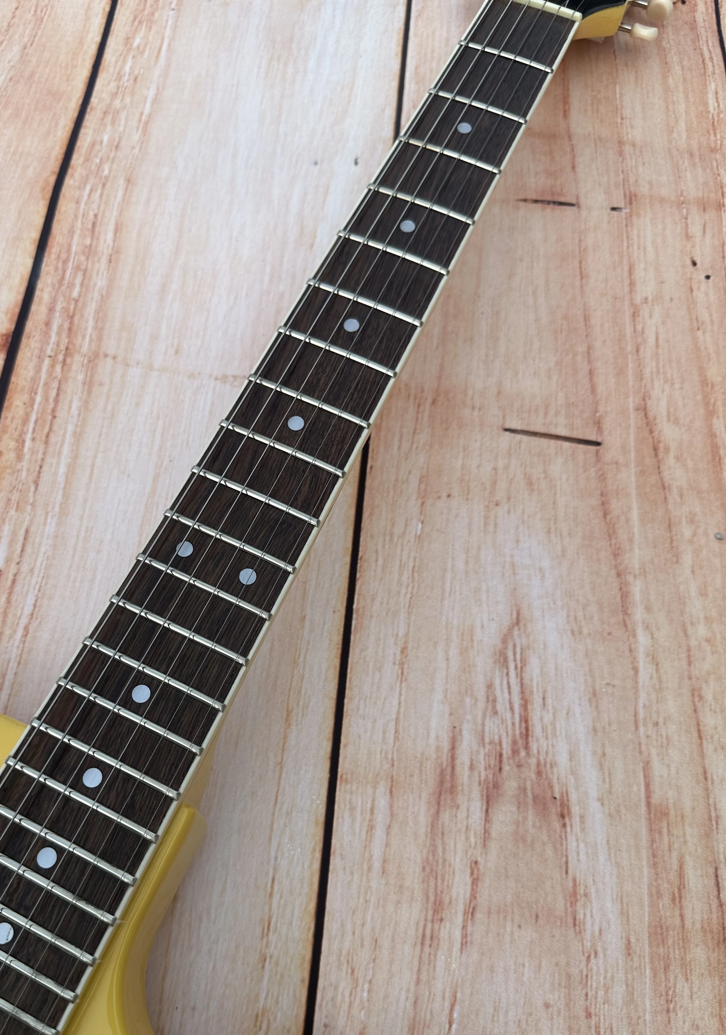 Стандартная электрическая гитара