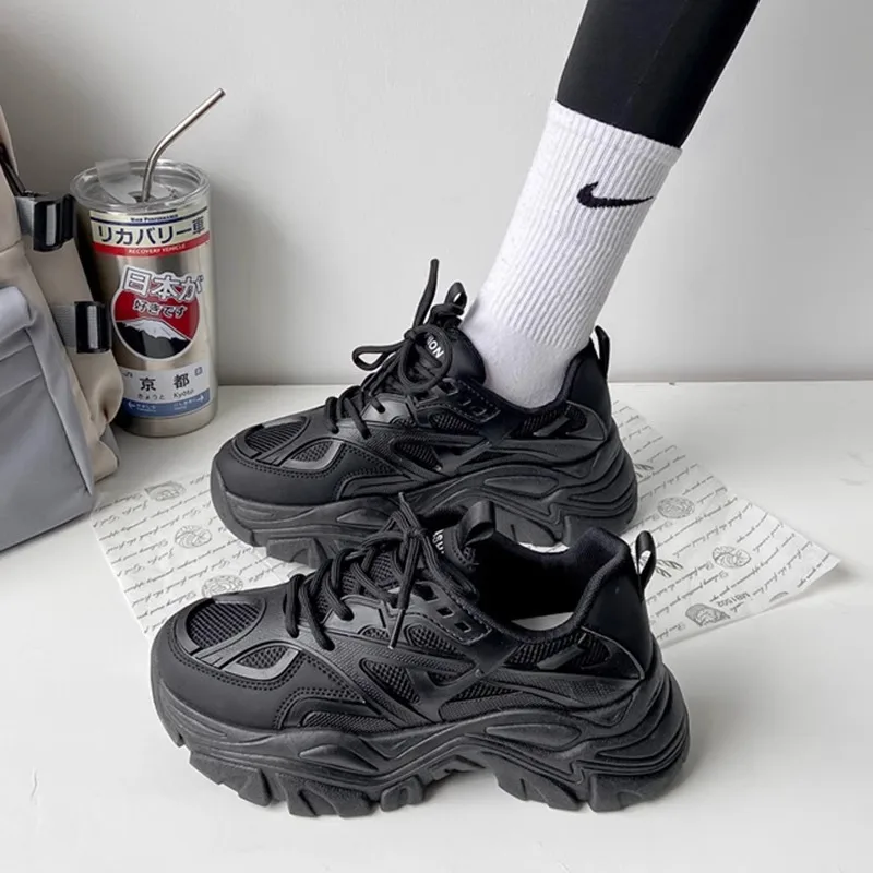 Женская спортивная обувь на платформе