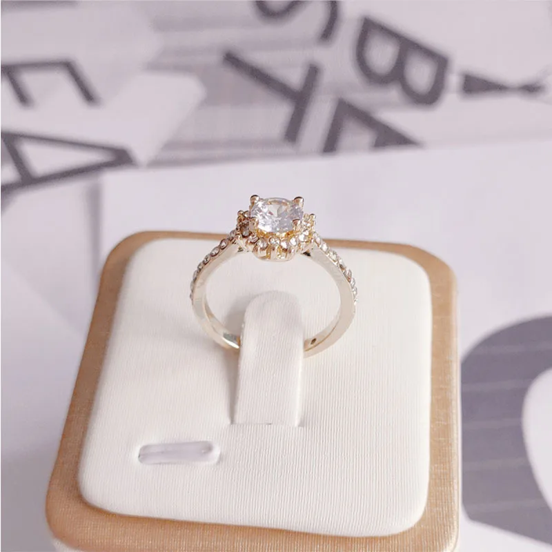 

Gold Micro-encrusted Zircon Six-prong Diamond Ring Attend Banquet Jewelry New Fashionable Temperament Flash Wedding Ladies Ring