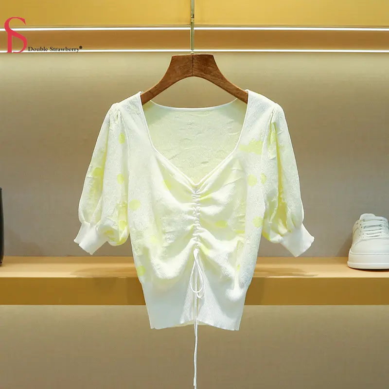 

Женская тонкая трикотажная футболка персикового цвета с коротким рукавом и вырезом-сердечком