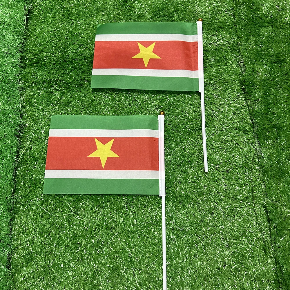 Фото SKY FLAG Surinam ручной флаг 10/20/50/100 шт. 21*14 см Surinam флаги ручной размахивания с пластиковым жердом для спортивной активности домашний декор №3