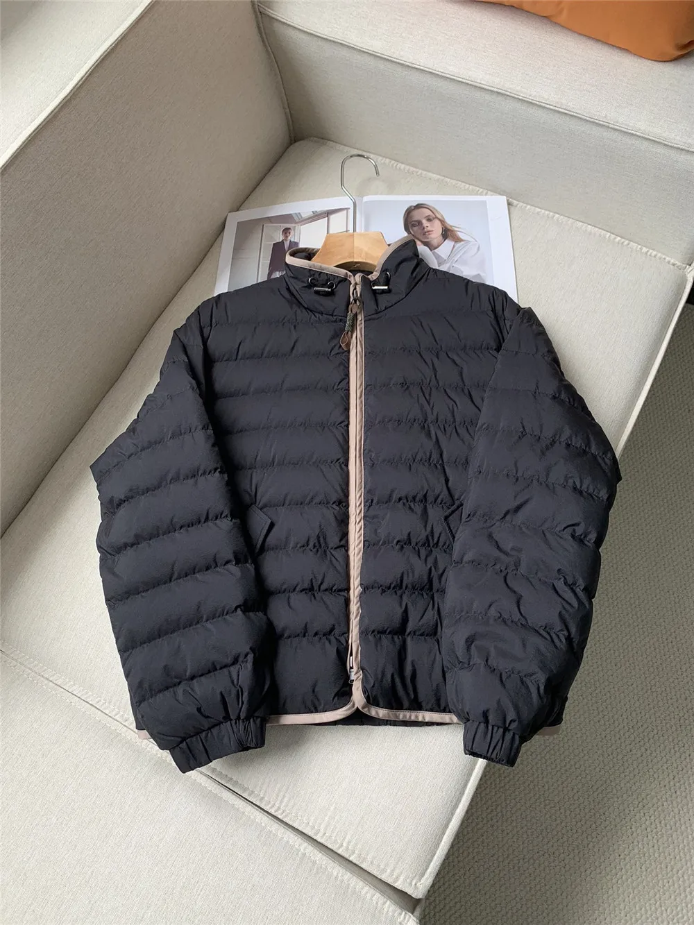 Женский короткий пуховик простой с бисером Осень-зима 24