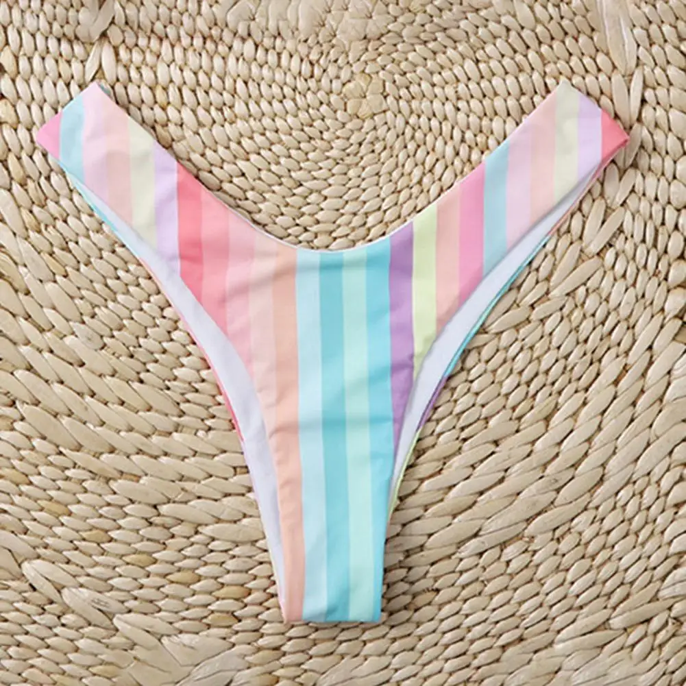 

Купальник с радужными полосками на одно плечо и принтом