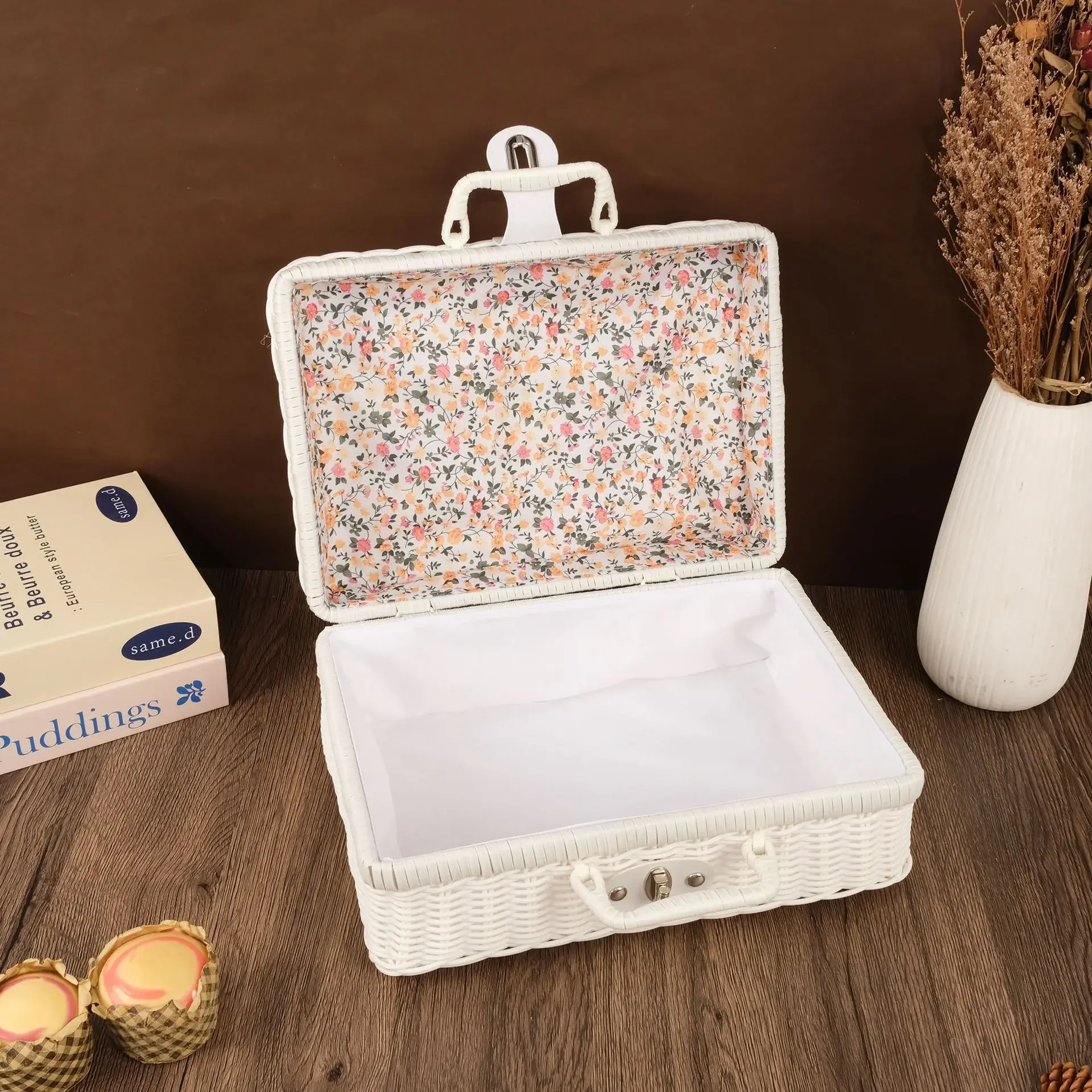 Винтажная корзина из ротанга для хранения