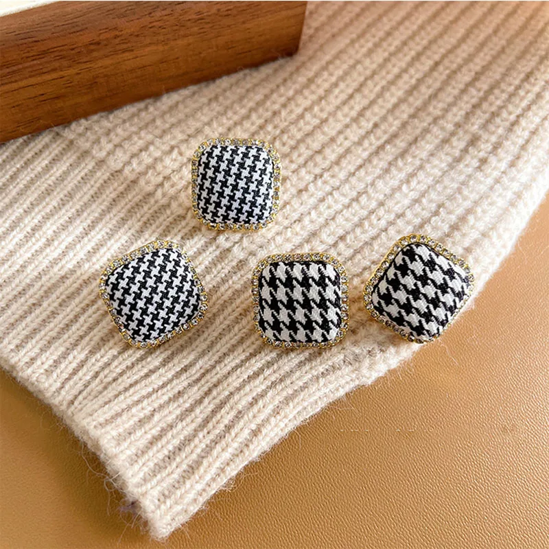 

Luxury Houndstooth Woven Square Stud Earrings for Women Korean Fashion Classic Jewelry Accessories Summer Party Gifts