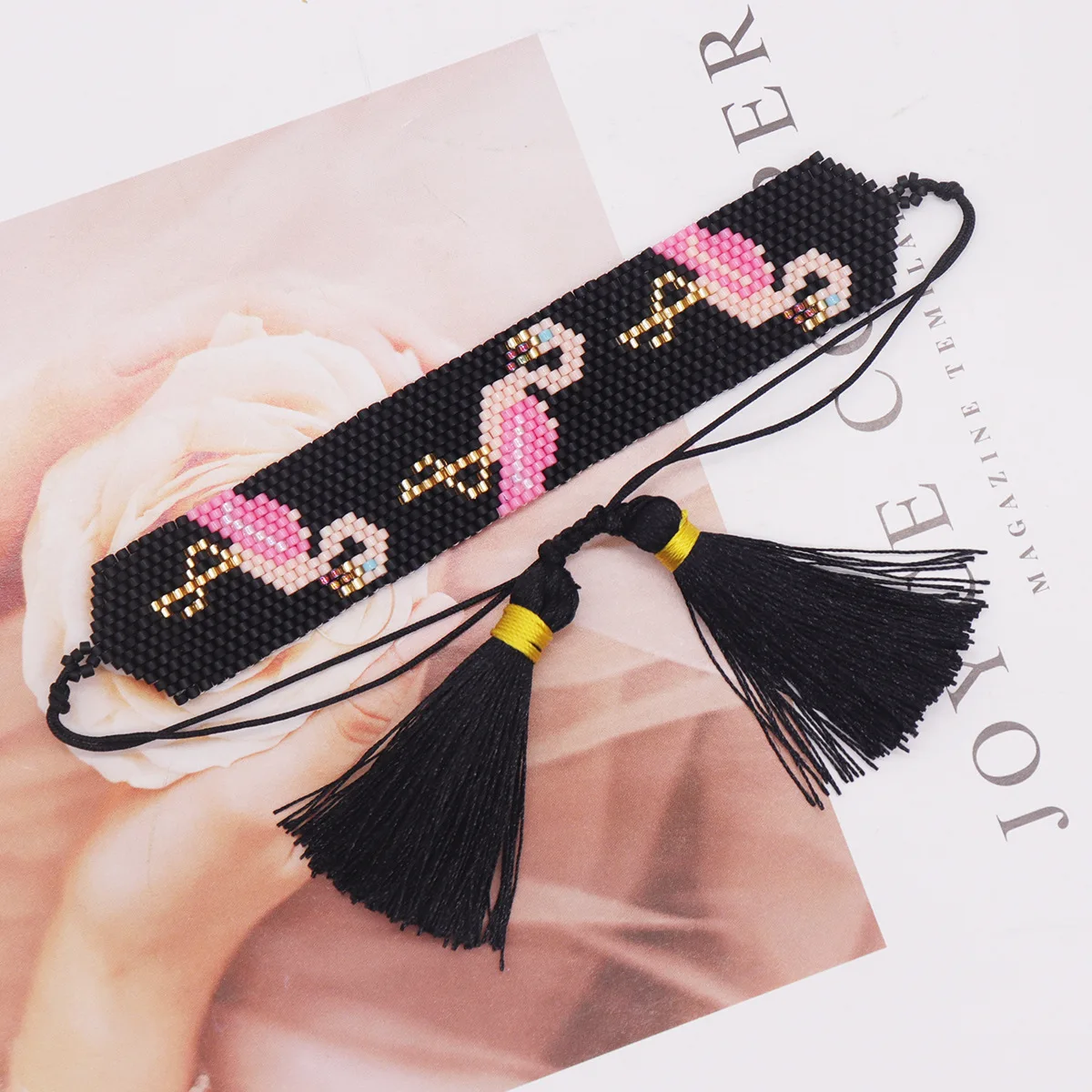 Браслет из рисовых бусин оригинальный дизайн с изображением фламинго ручное