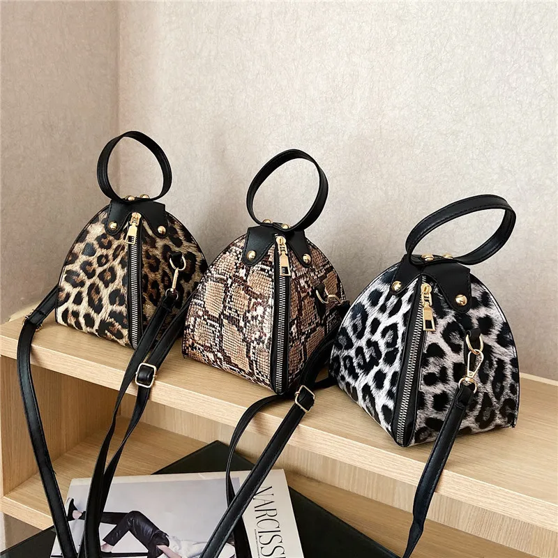 

Small bag women's bag new 2019 Korean version of the trendy hand-held triangle bag fashion single shoulder messenger bag