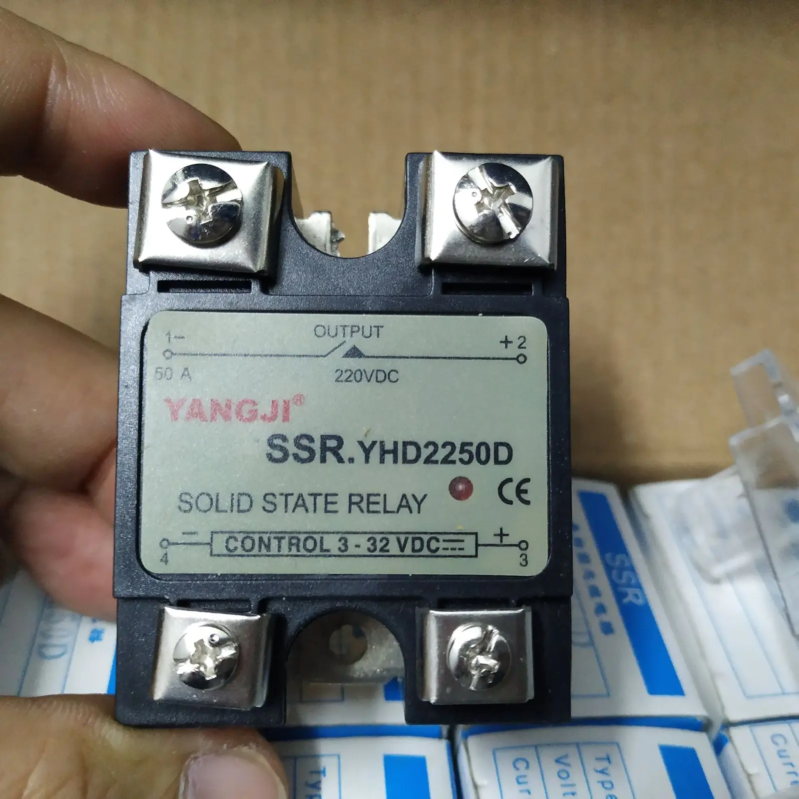 

Однофазное твердотельное реле Yang YANGJI YHD2250D (50 А/220 В постоянного тока)