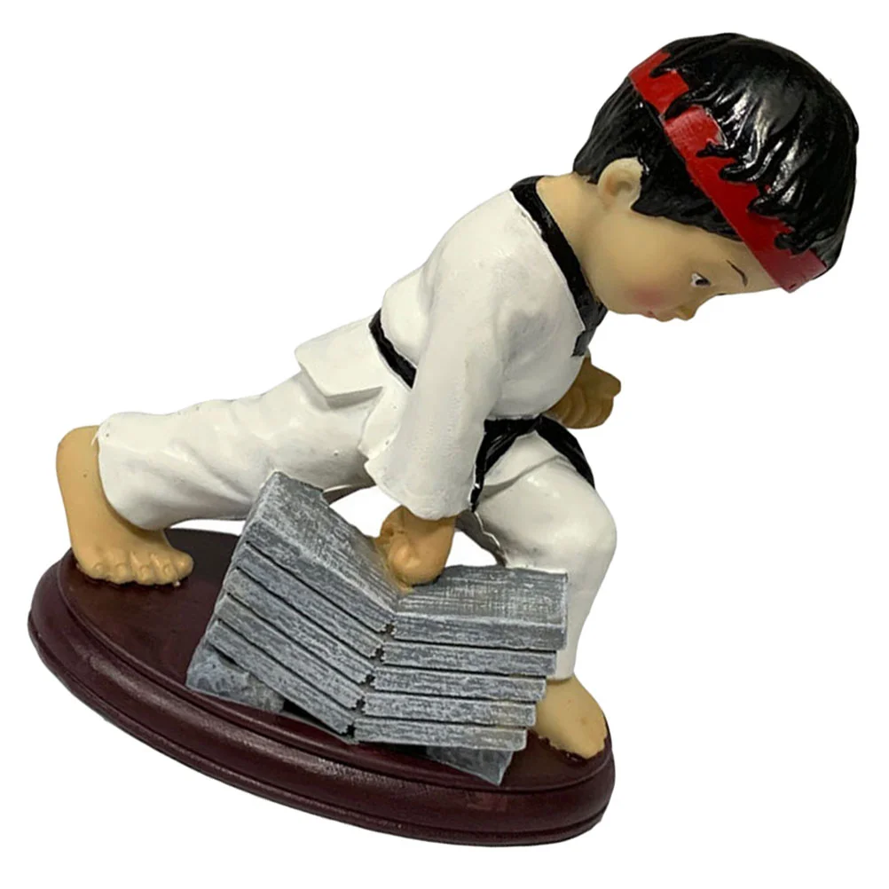 Миниатюрный мальчик из смолы с орнаментом тхэквондо сувенирный декор фигурка