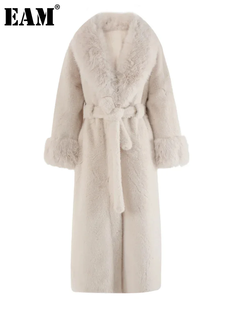 [EAM] Бежевая длинная теплая куртка из искусственного меха с поясом большого