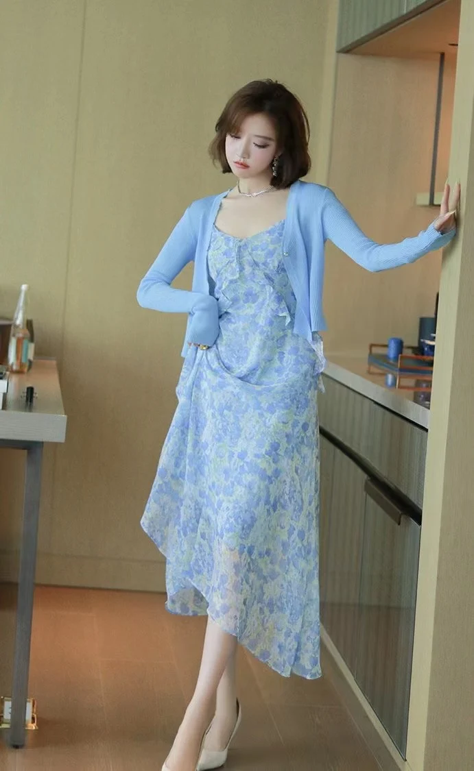 

Женский кардиган на тонких бретельках с цветочным принтом