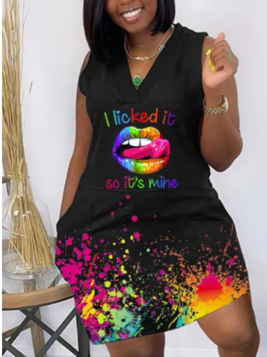 Женское летнее платье с принтом в виде губ без рукавов