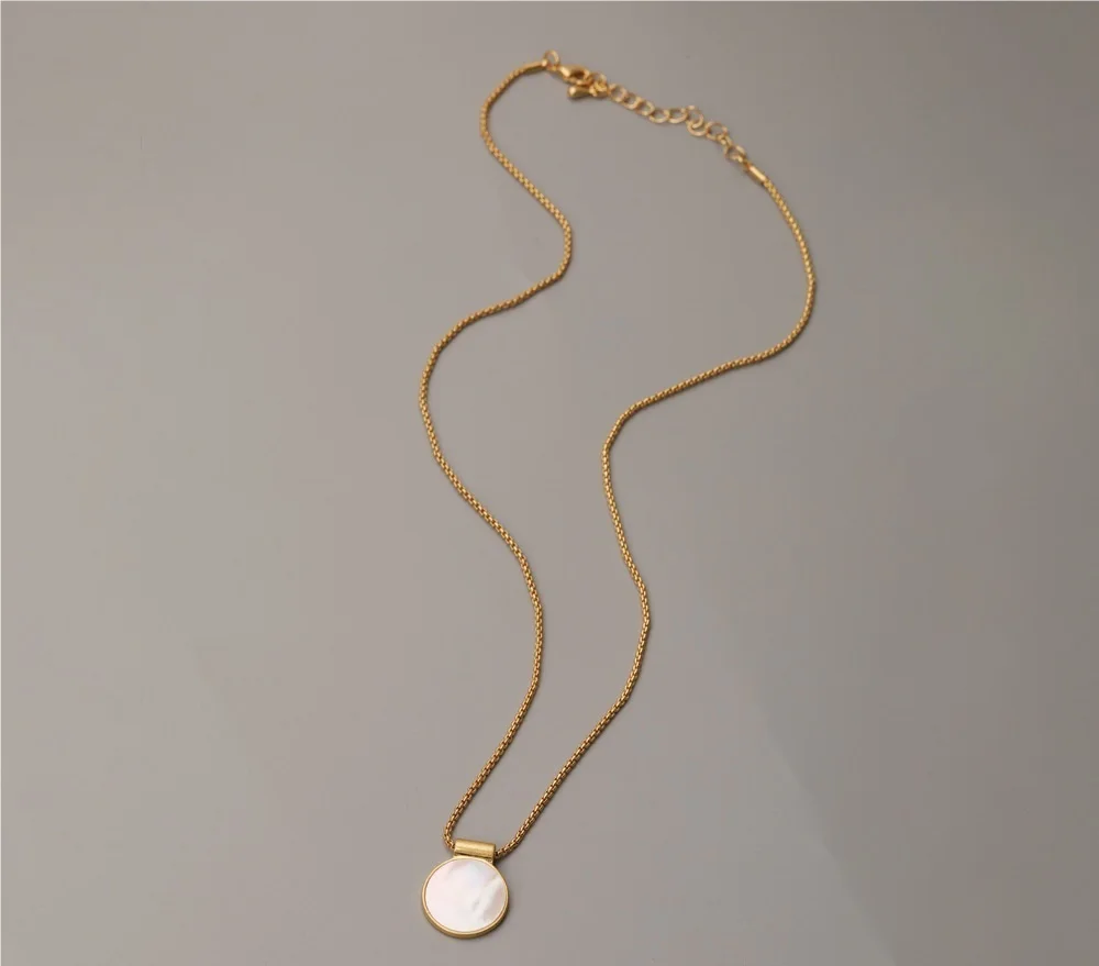 

New 2022 Niche Designer Retro Clavicle Chain Brass Gold-plated Round Shell Necklace Girly Choker