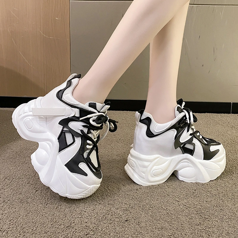 Женские кроссовки на массивной подошве универсальные удобные из дышащей