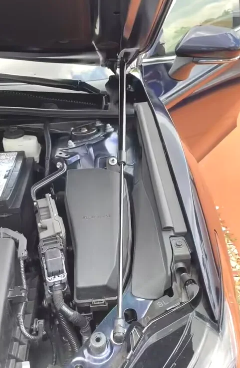 Фото Комплект из 2 газовых упоров капота для Toyota Camry XV70 (2017-2023, 2024) 9-го поколения, модифицированные амортизаторы для подъема переднего капота №2