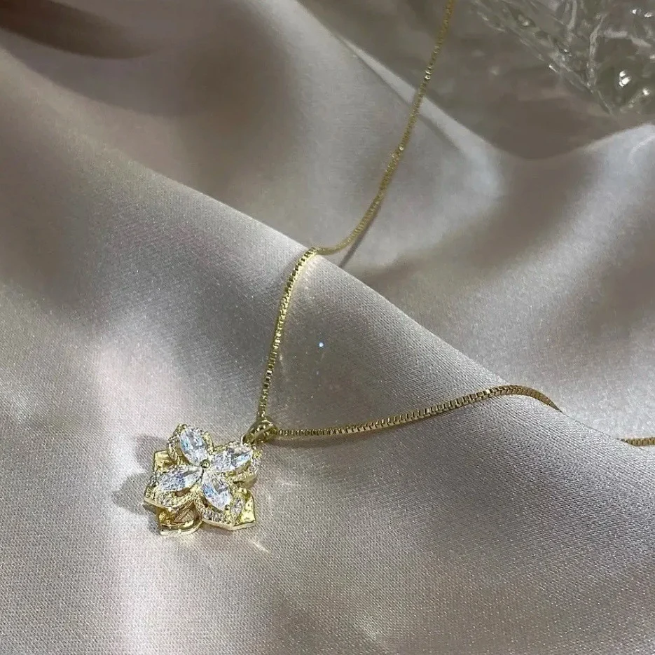 S925 Серебряное вращающееся ожерелье с четырьмя листьями и маленьким цветком