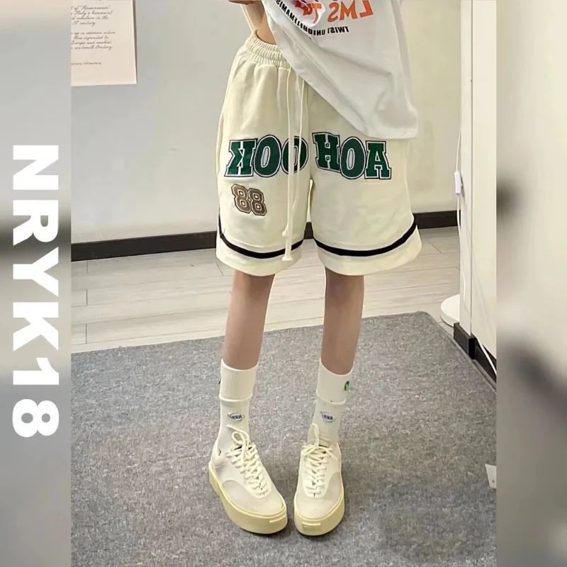 

Короткие спортивные брюки в американском стиле ретро с вышивкой и надписью, Летние повседневные свободные брюки в стиле Хай-стрит, спортивные баскетбольные брюки унисекс