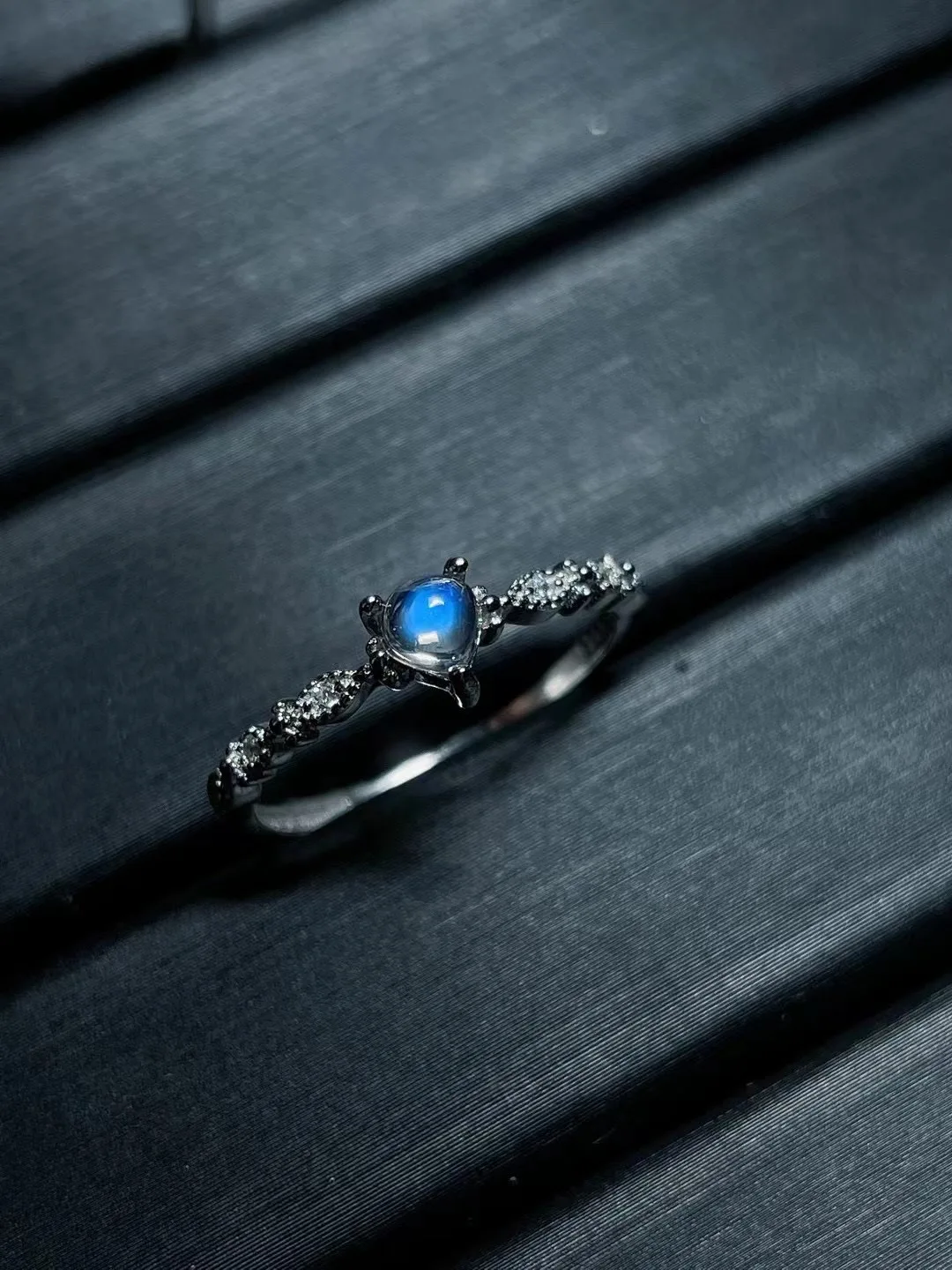 

Новинка 2023, кольцо из серебра S925 пробы с натуральным индийским лунным камнем, круглое открытое дизайнерское ретро-кольцо без оптимизированного основного камня