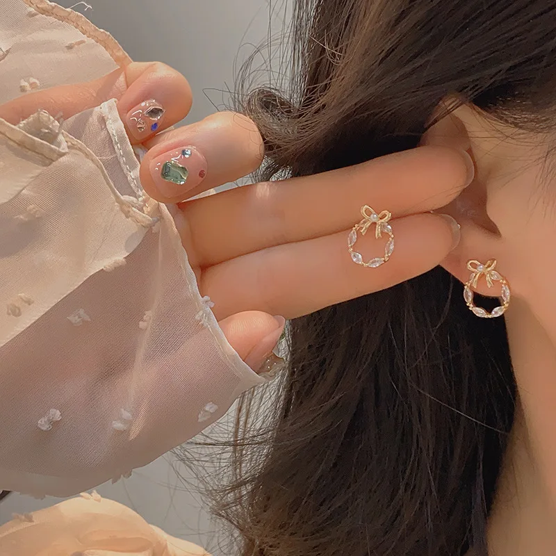 

Exquisite Zircon Annulus Hollow Ear Stud Design Sense Three-dimensional Bowknot Niche Sense Temperament Ear Nail Mosquito Coil