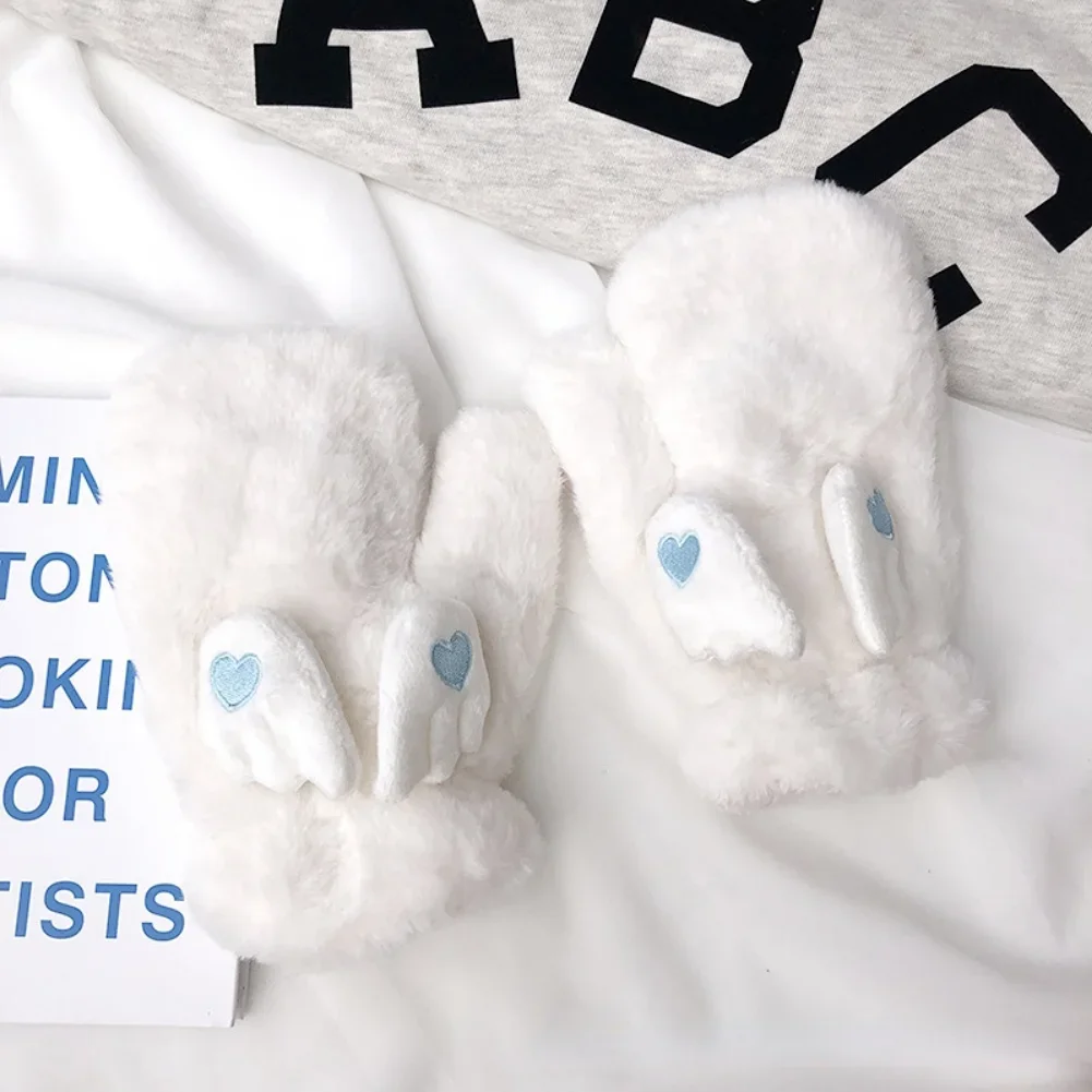 Рисунок 4 - Творческие перчатки с крыльями