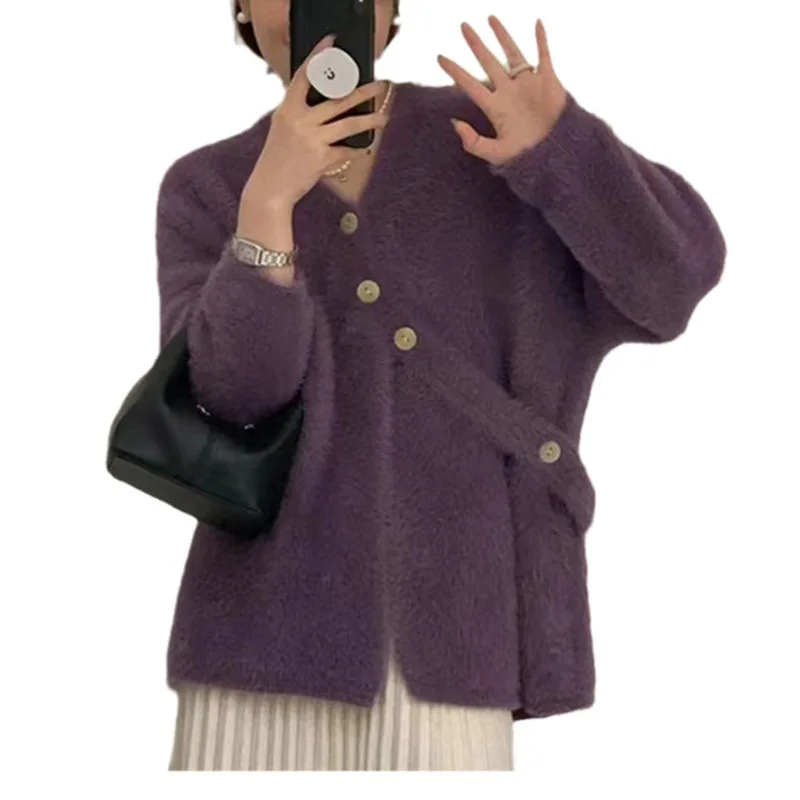 Зимний свитер из искусственного норкового бархата с диагональными пуговицами