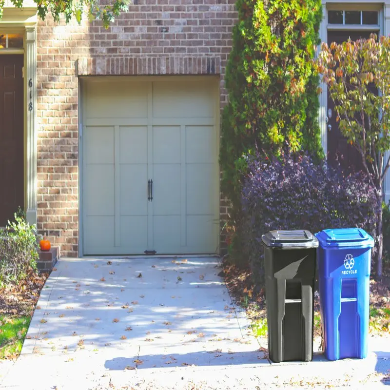 

Gal. Trash Can with Wheels and Lid